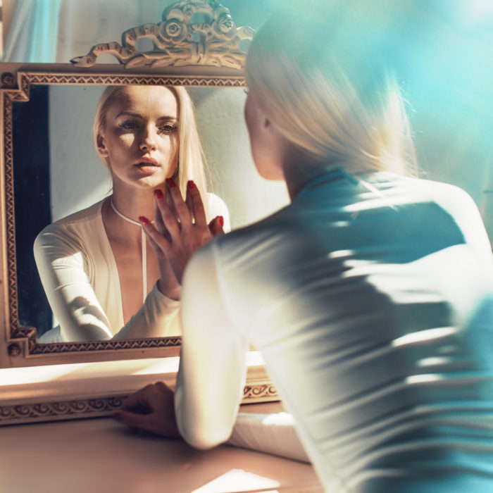 La confiance en soi grâce à un miroir et une incantation
