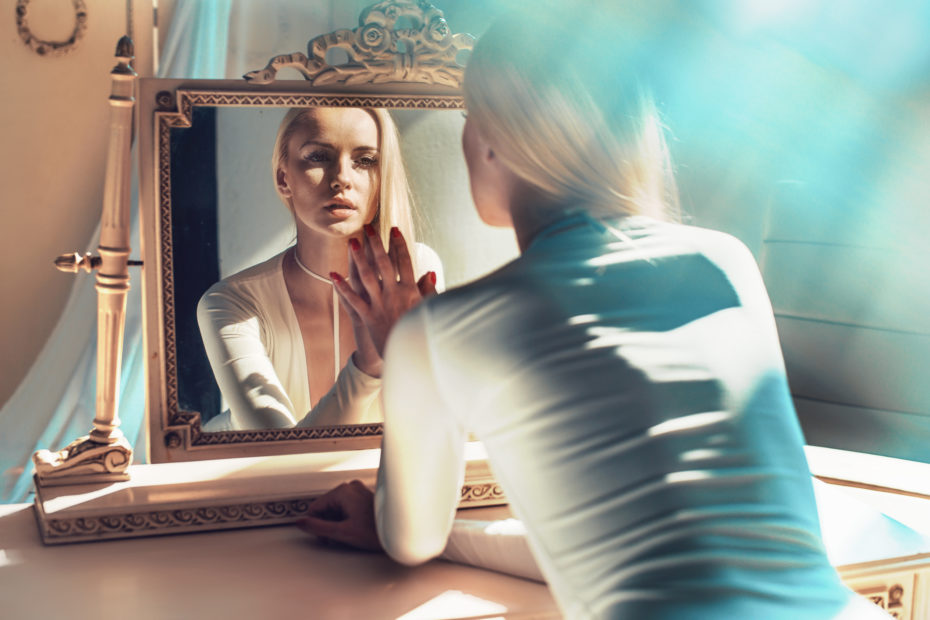 La confiance en soi grâce à un miroir et une incantation