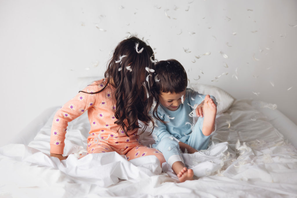 Des enfants heureux avec leurs plumes
