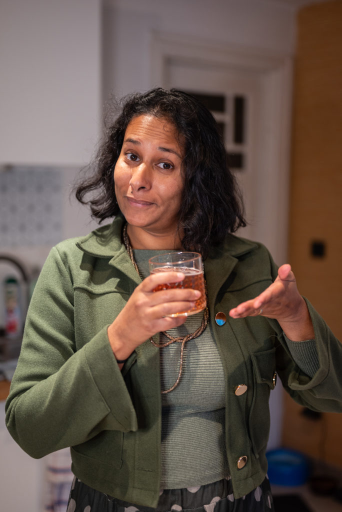 Laurence Cordonnier, coach pour Une touche de joie, boit un mocktail (cocktail sans alcool).