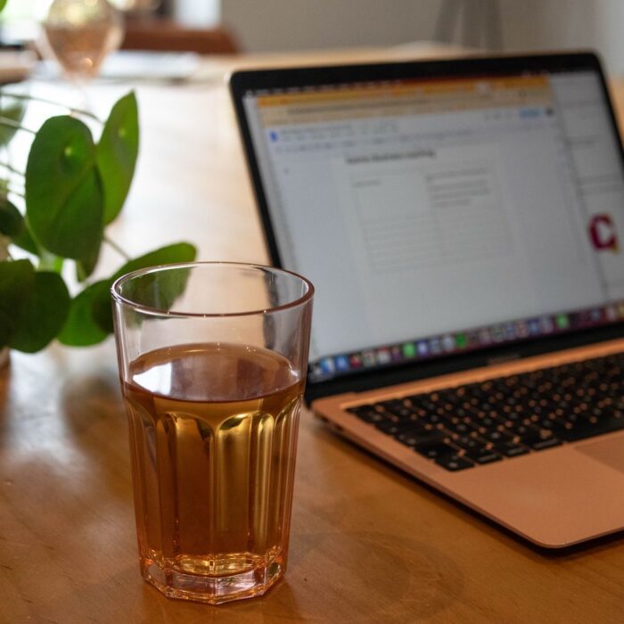 Une tasse de thé chaud, un ordinateur mais personne pour travailler pour illustrer la procrastination.