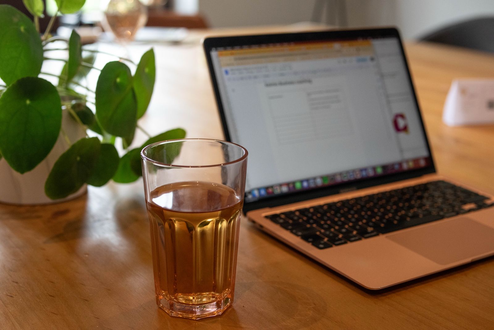 Une tasse de thé chaud, un ordinateur mais personne pour travailler pour illustrer la procrastination.